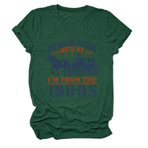 Détail d'un t-shirt vintage vert foncé avec graphique rétro de calèche des années 1900