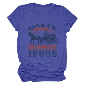 Vue détaillée du t-shirt chiné bleu marine avec imprimé calèche vintage et slogan