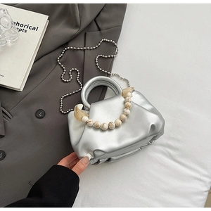 Sac nuage plissé argenté avec poignée en perles marbrées et chaîne à billes