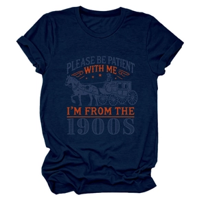 Détail du t-shirt bleu marine avec imprimé de calèche rétro et message d'humour