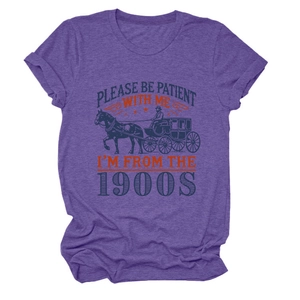 Détail du t-shirt en coton violet avec motif de calèche vintage et slogan amusant