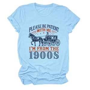 T-shirt bleu clair à plat avec graphique de calèche vintage et texte de slogan rétro