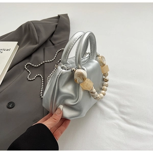 Gros plan du sac nuage argenté avec poignée en perles marbrées et chaîne à billes chic