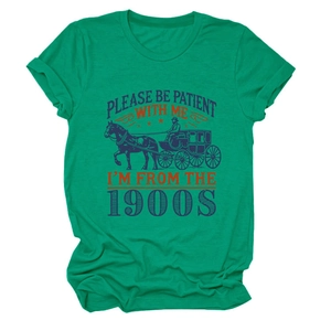 Détail de l'imprimé calèche rétro sur un t-shirt en coton vert avec texte vintage