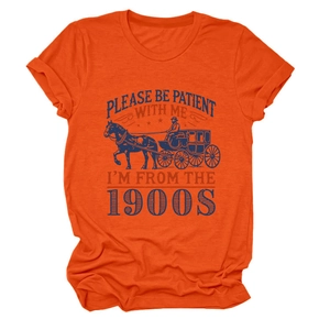 Détail de l'imprimé carrosse vintage et texte sur un t-shirt orange en coton