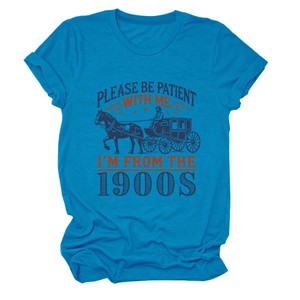 Détail d'un t-shirt en coton bleu roi avec imprimé carrosse vintage et lettrage rétro
