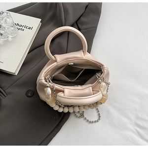 Détails de l'intérieur du sac nuage beige avec perles marbrées et poignée anneau