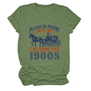 Détail du t-shirt vert olive avec slogan rétro imprimé sur un tissu en coton doux