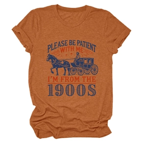 Détail de l'imprimé carrosse vintage et texte rétro sur le T-shirt orange brûlé