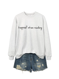 Dettaglio felpa grigia con testo Happiest When Reading e pantaloncini di jeans