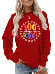 Dettaglio della scritta arcobaleno 100 days of school sulla felpa rossa a maniche lunghe