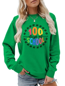 Dettaglio della stampa colorata 100 Days of School su una felpa verde a maniche lunghe