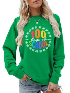 Dettaglio della stampa colorata 100 days of School su una felpa girocollo verde brillante