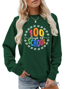 Dettaglio della stampa 100 Days of School colorata sulla felpa girocollo verde scuro