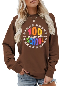 Dettaglio della stampa 100 days of school su una felpa girocollo marrone da donna