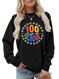 Dettaglio della stampa 100 Days of School con segni su felpa nera a girocollo
