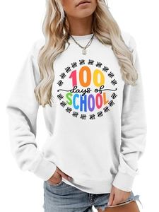 Dettaglio della scritta arcobaleno 100 days of school su felpa bianca a girocollo