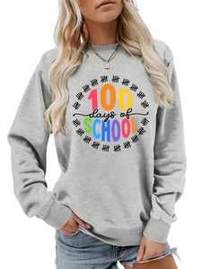 Dettaglio della felpa grigia con stampa colorata 100 days of school in stile casual