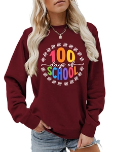 Dettaglio della stampa 100 days of school sulla felpa in cotone bordeaux