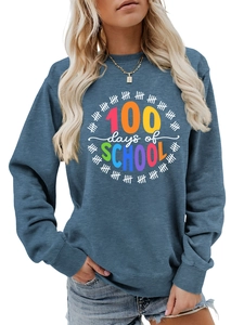 Dettaglio della felpa grigio-blu a maniche lunghe con stampa 100 Days of School
