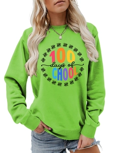 Dettaglio della felpa verde 100 Days of School in morbida maglia con stampa colorata