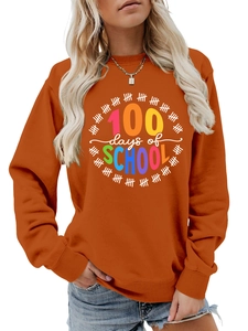 Dettaglio della stampa 100 Days of School sul tessuto della felpa girocollo arancione