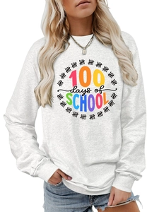 Dettaglio della stampa colorata '100 days of SCHOOL' sulla felpa bianca a maniche lunghe