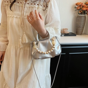 Sac nuage plissé argenté avec poignée métallique et perles pour femmes