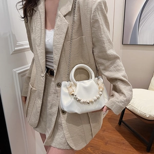 Sac nuage froncé blanc pour femme avec poignée en perles marbrées et chaîne argentée