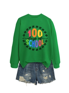 Outfit piatto con felpa verde 100 Days of School e pantaloncini di jeans strappati