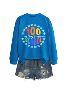 Dettaglio felpa blu 100 Days of School con segni di conteggio e pantaloncini in denim