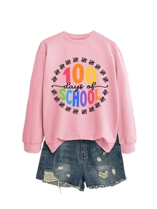Dettaglio felpa rosa 100 Days of School con pantaloncini di jeans strappati e stampa