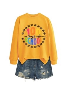 Set flat lay con felpa gialla 100 Days of School e pantaloncini di jeans strappati