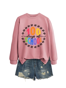 Dettaglio della felpa rosa 100 days of school con pantaloncini di jeans strappati