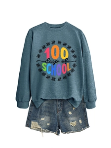 Felpa blu 100 days of school abbinata a pantaloncini in denim strappati su fondo bianco