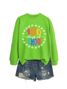 Dettaglio della felpa verde con stampa 100 Days of School e pantaloncini di jeans