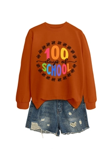 Dettaglio della felpa arancione 100 Days of School e degli shorts in denim strappati