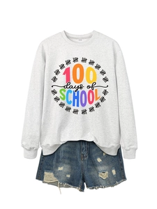 Piatto di una felpa grigia per la scuola e pantaloncini di jeans strappati con frange