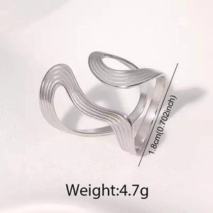 Detailansicht eines silbernen strukturierten Rings mit 1,8cm Durchmesser und 4,7g Gewicht