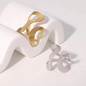 Unregelmäßige gewellte Edelstahlringe in Gold und Silber mit gerillter Textur