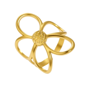 Gros plan sur une bague fleur évidée dorée avec des détails de pistils en relief mat