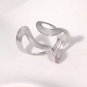 Minimalistischer silberner gewellter offener Ring mit dynamischem Fluid-Metall-Design