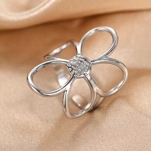 Bague fleur évidée ajustable en acier inoxydable argenté sur soie champagne