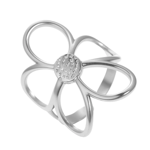 Macro de la bague fleur ajourée argentée avec pétales texturés et finition polie