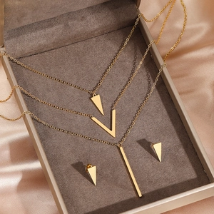 Set di collana geometrica a tre strati e orecchini a triangolo in confezione regalo