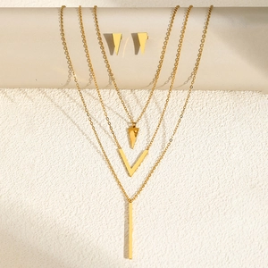 Set di gioielli geometrici dorati con collana a strati e pendenti a triangolo e barra