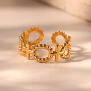 Dettaglio dell'anello regolabile in acciaio inossidabile dorato con croci e perline