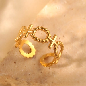 Dettaglio del motivo XOXO placcato in oro lucido su questo anello in acciaio regolabile