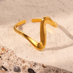 Bague ouverte minimaliste en acier inoxydable doré avec un design ondulé sur pierre