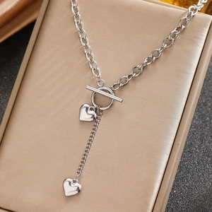 Collier en acier inoxydable argenté avec fermoir à bascule et pendentifs double cœur